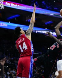  范弗里特三分绝杀猛龙加时险胜篮网止连败  