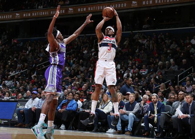  国王交易福克斯至尼克斯，换取巴雷特+首轮签  