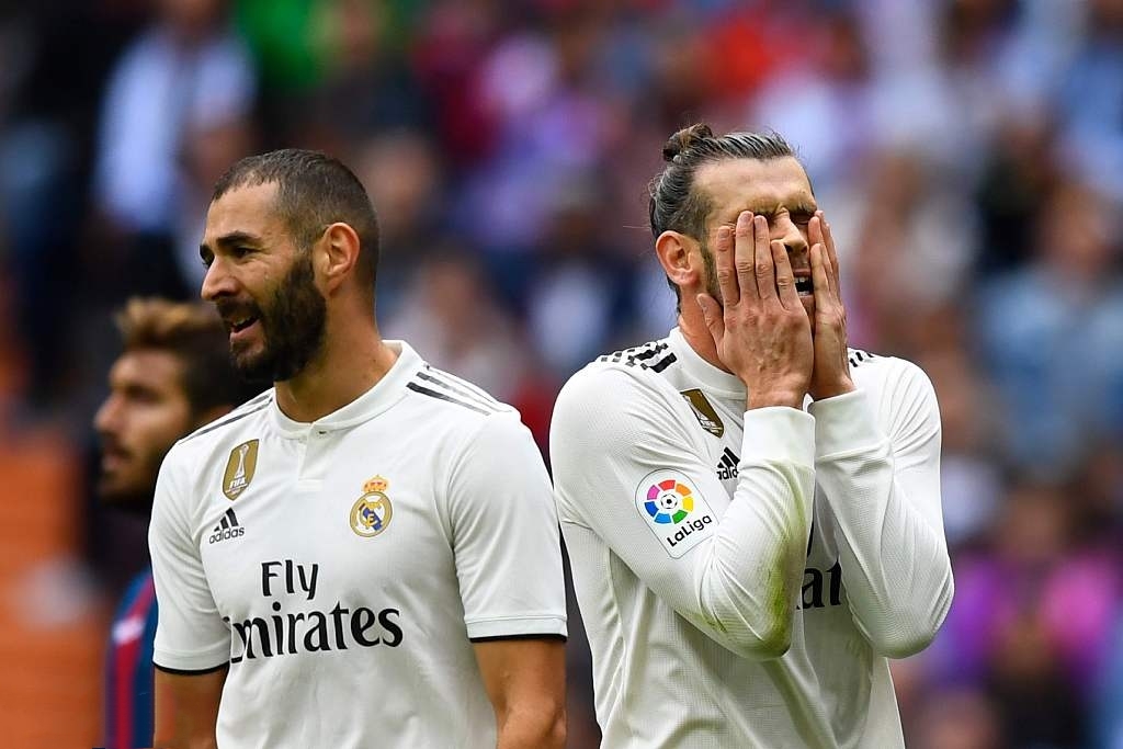  基尔后卫线配合默契十足，成功抵挡住对手猛攻